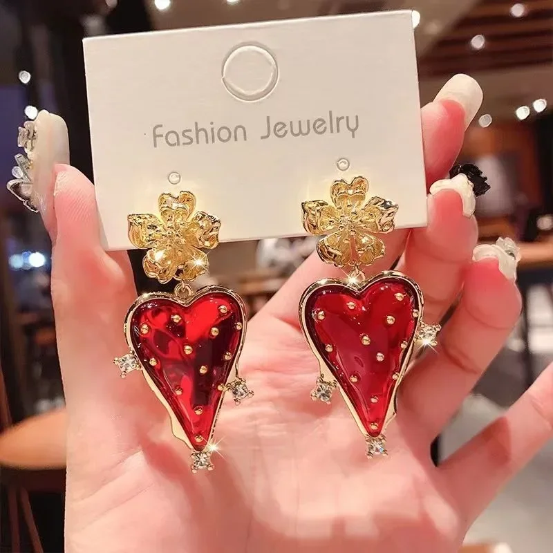 Vintage Strawberry Heart-shaped Pearl Earrings Temperament Strawberry Elegant Style Design Niche and High-end Earrings for Women