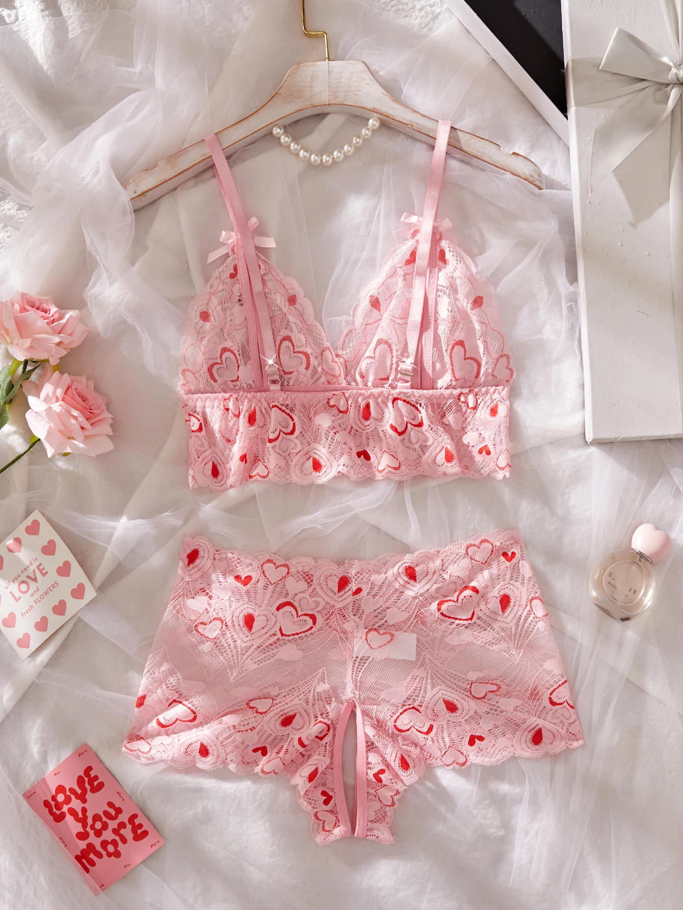 Ensemble de lingerie sexy à bretelles pour femme, soutien-gorge et culotte en dentelle à imprimé cœur, avec découpes et entrejambe ouvert, vêtements intimes
