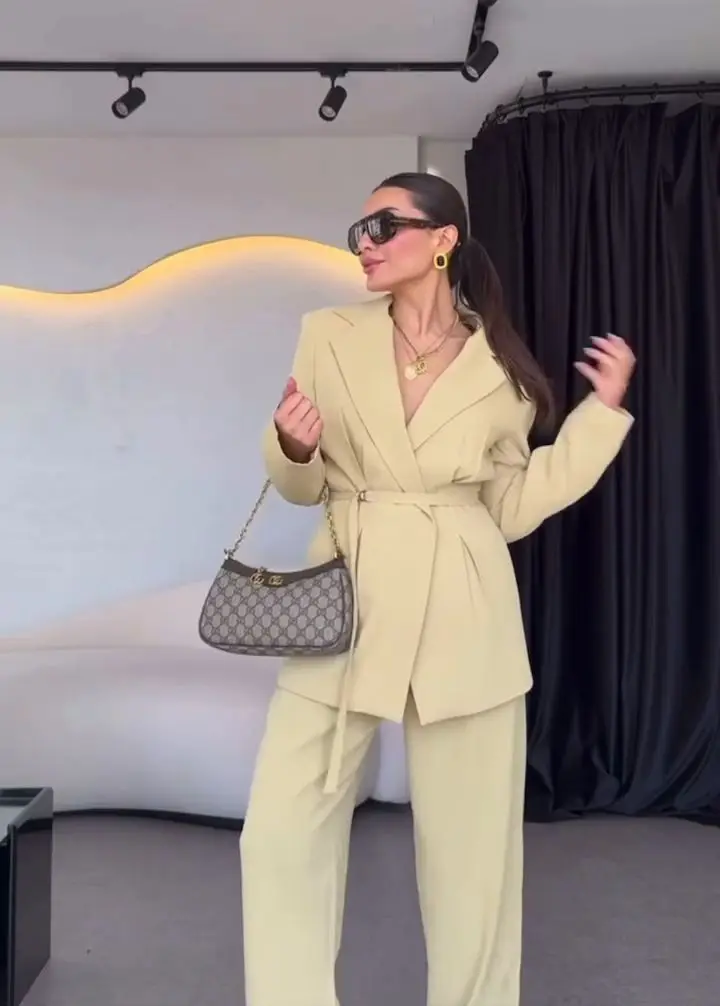 طقم بدلة نسائية أنيقة بلون واحد مع حزام وأكمام طوي...