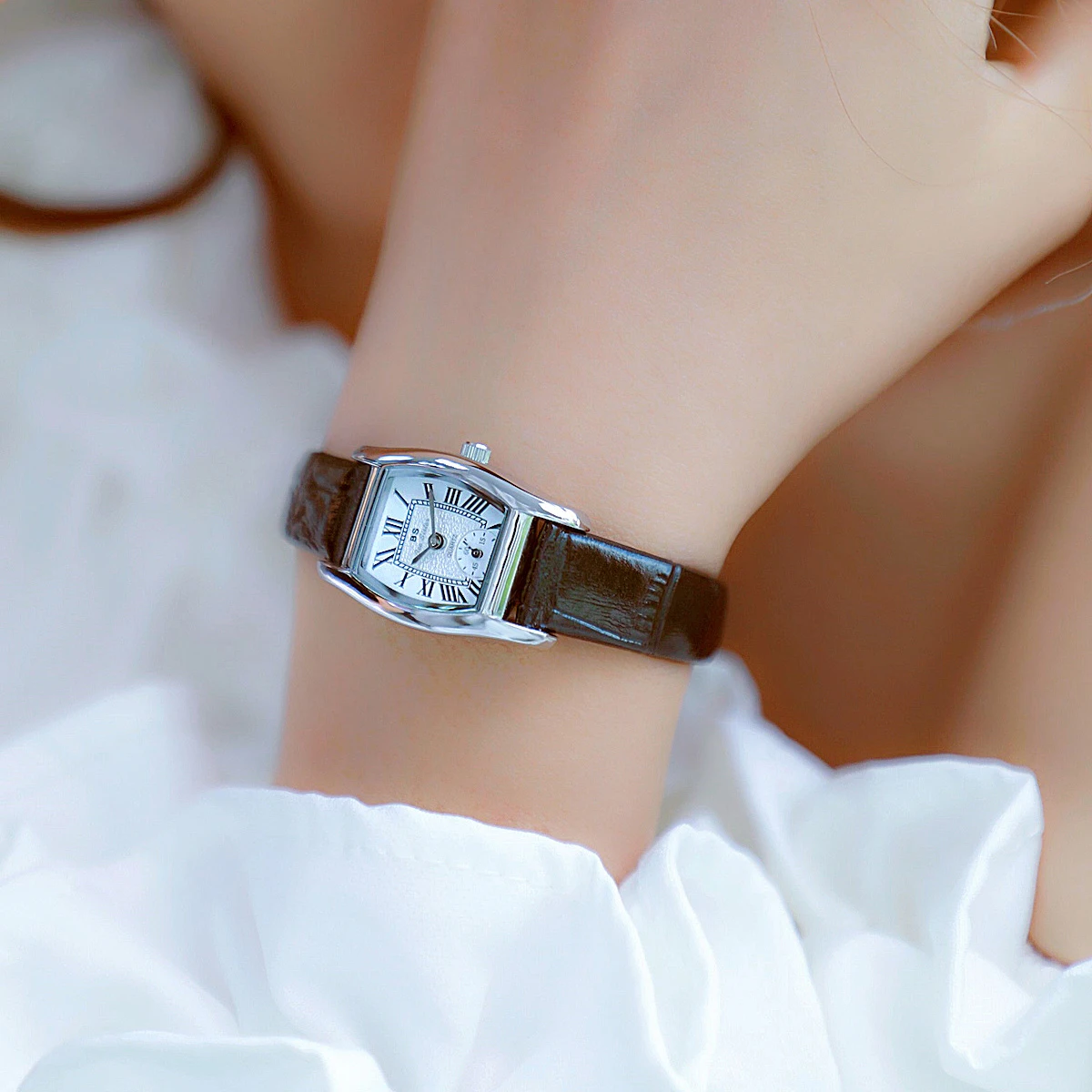 OLEVS 6898 Women’s Quartz Watch – Elegant Square Dial, Waterproof, Leather Strap - Image 2