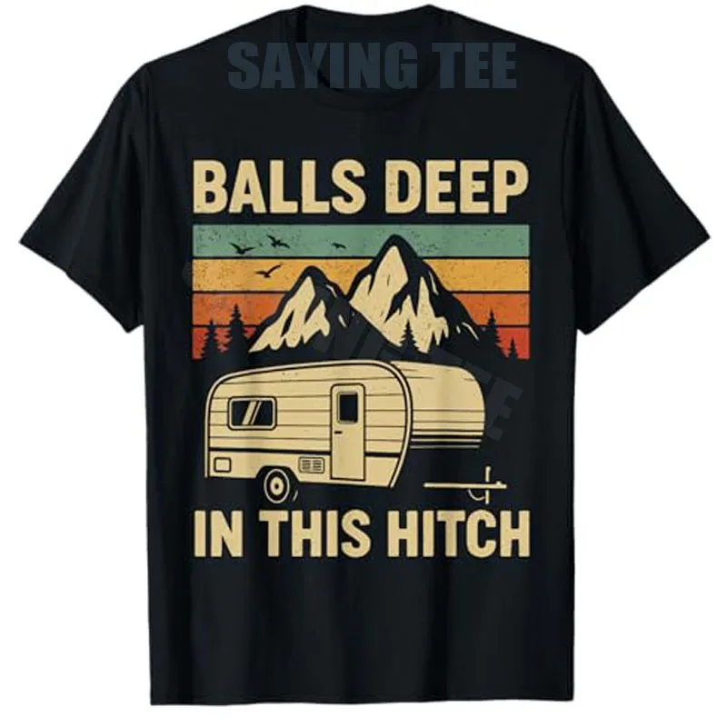 Balls Deep in This Hitch Camping RV Trailer Retro Landscape T-Shirt Y2k Camping Graphic Herrenbekleidung Humor Lustige Outdoor-Kleidung