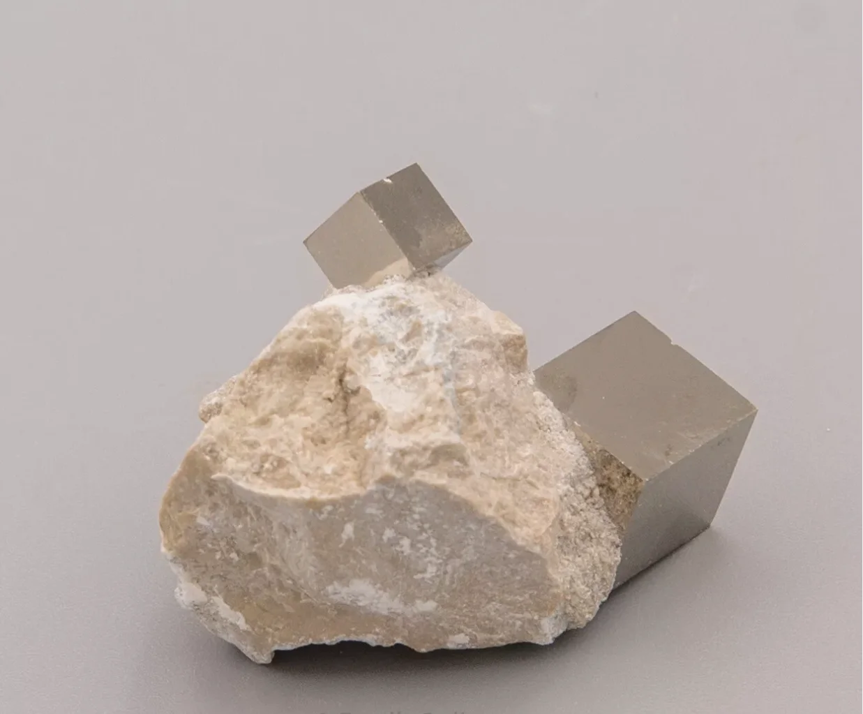 1pcs Natural Peru Pyrite Ore Stone Crystal Mineral Specimen Pyrite Cube Cluster Energy Home Decoration 5