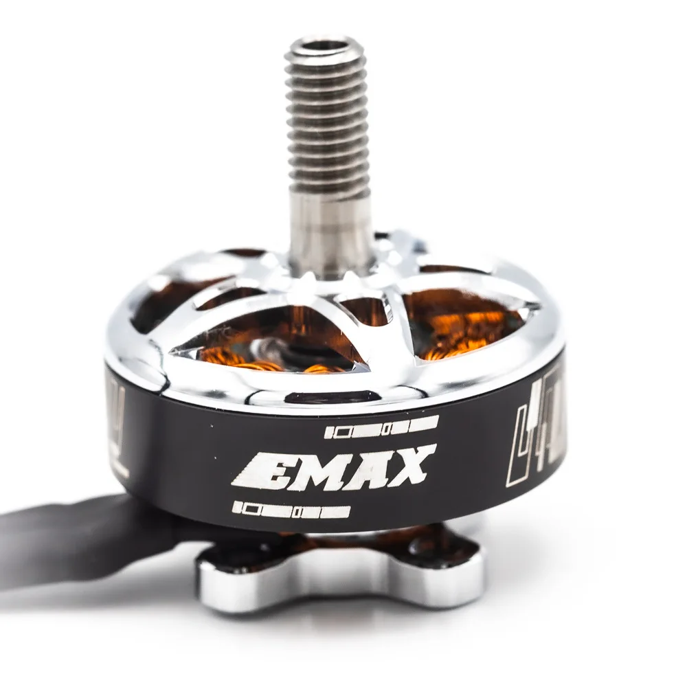 Moteur brushless 2207 2500KV pour drone FPV, avec câbles de soudure et support de montage.