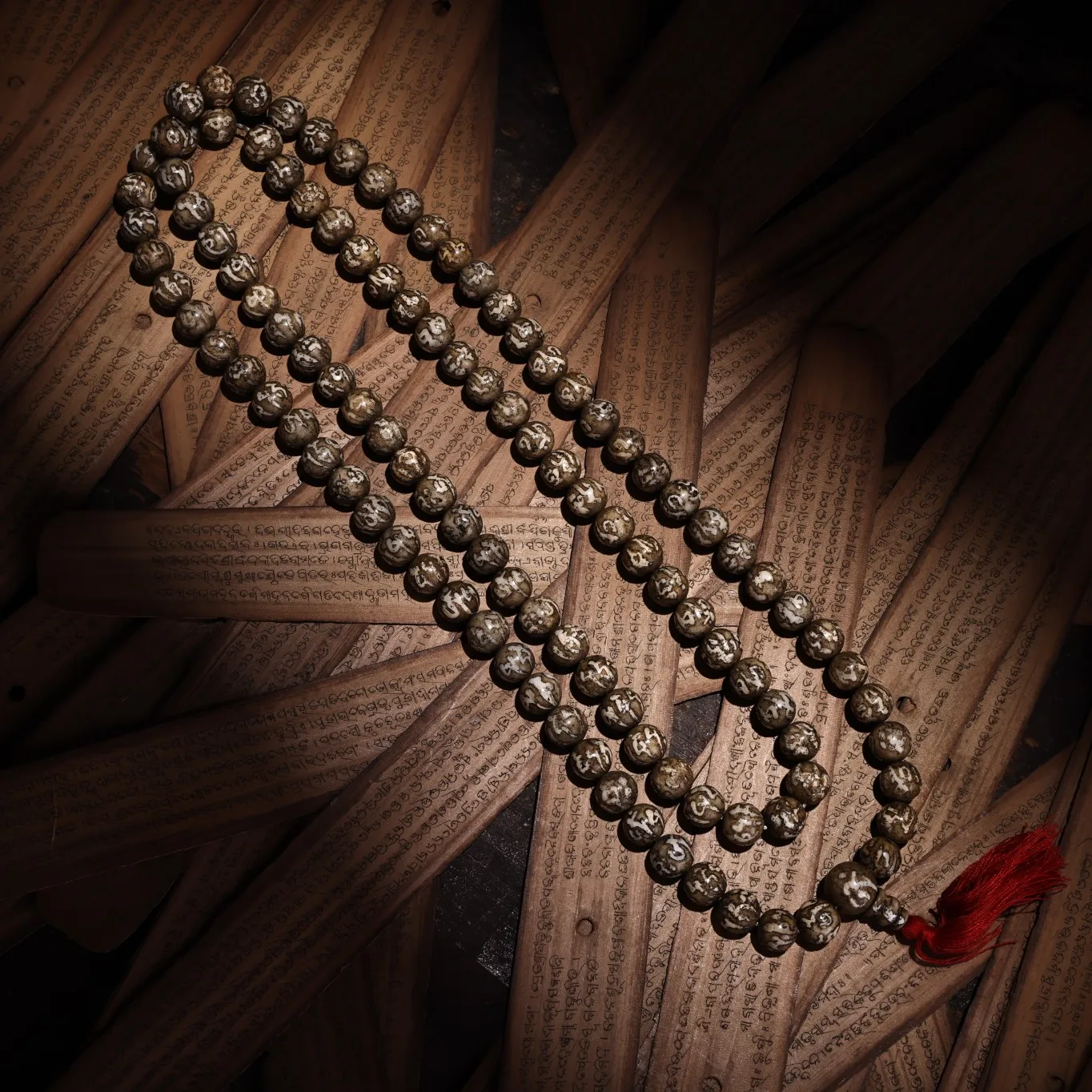 

16"Tibetan Temple Collection Old Tridacina Proverbs of the Six Sons 108 pieces Buddha beads Rosary Amulet Town house Exorcism