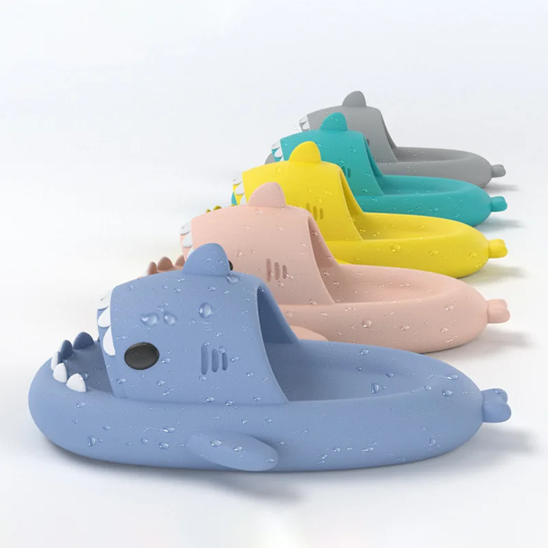 Nowe śliczne pantofle z rekinami na platformie dla mężczyzn w pomieszczeniach do łazienki dla par letnie buty miękkie lekkie klapki plażowe