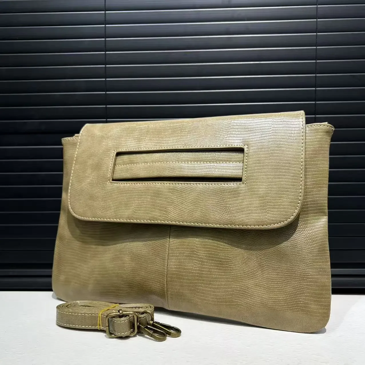 Modische Damenhandtasche im Retro-Stil mit Schlangenmuster, hoher Kapazität und abnehmbarem Schultergurt, einzelne Umhängetasche – Detail 24