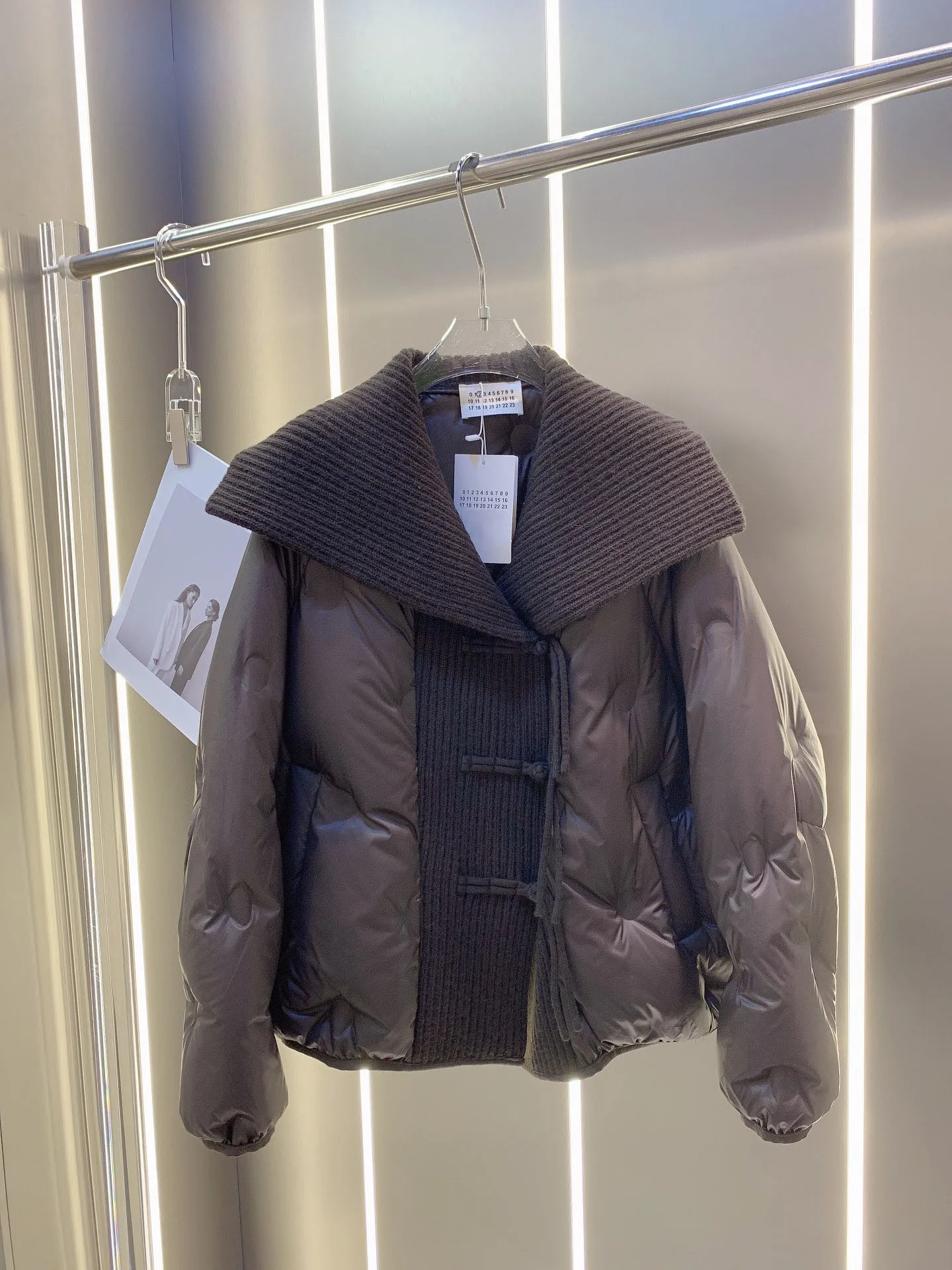 

Модные женские пуховики сезона осень-зима 2023, дизайнерский пуховик с шарфом и воротником из стразов, роскошное Брендовое вязаное теплое пальто Mmsix