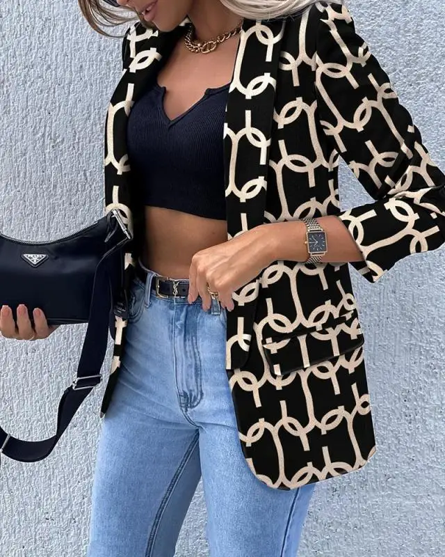 Рисунок 3 - Женский однотонный костюм с отложным