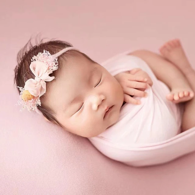 Bebé recién nacido con diadema de flor rosa caliente: fotografía de stock ©  katrinaelena #35975415