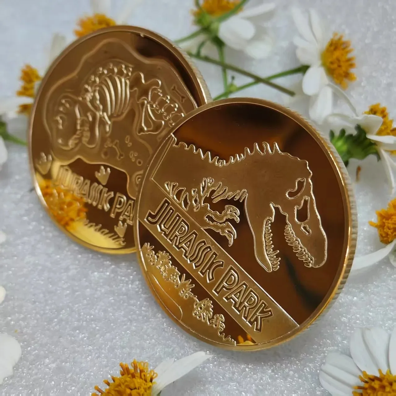 Moneta d'Oro Collezionabile Jurassic Park Dinosauro - Moneta Commemorativa Fossile Stati Uniti - Souvenir Cinematografico - Decorazione per la Casa - immagine 4