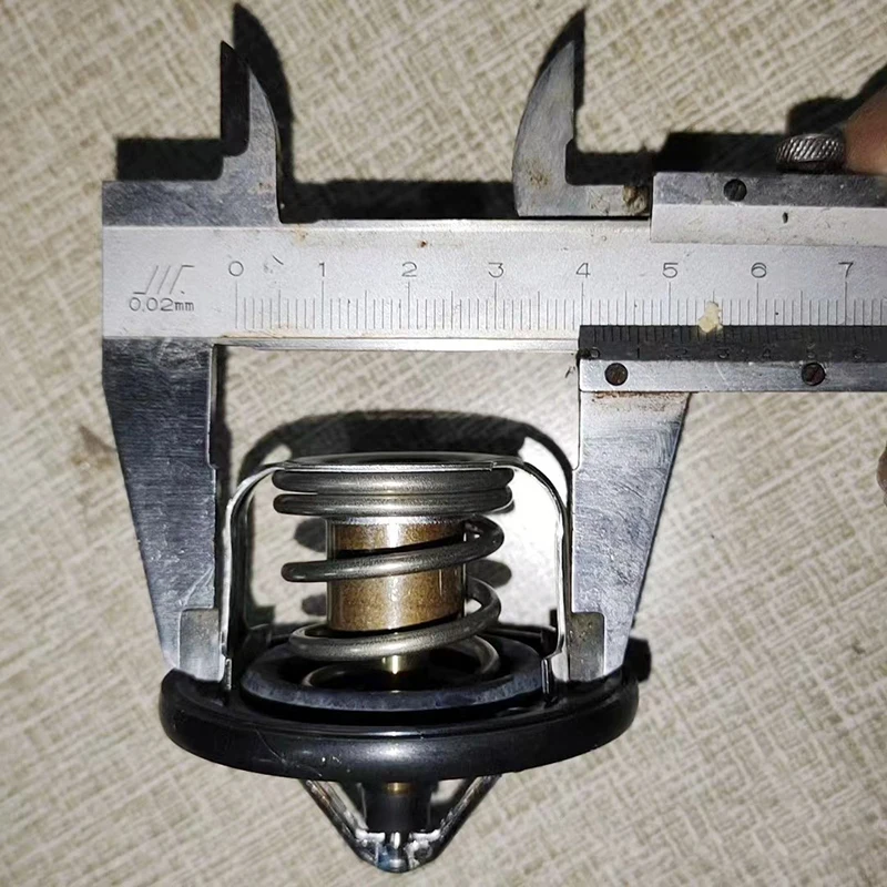 Original OEM 17670-63J00 Car Engine Coolant Thermostat 82℃ for