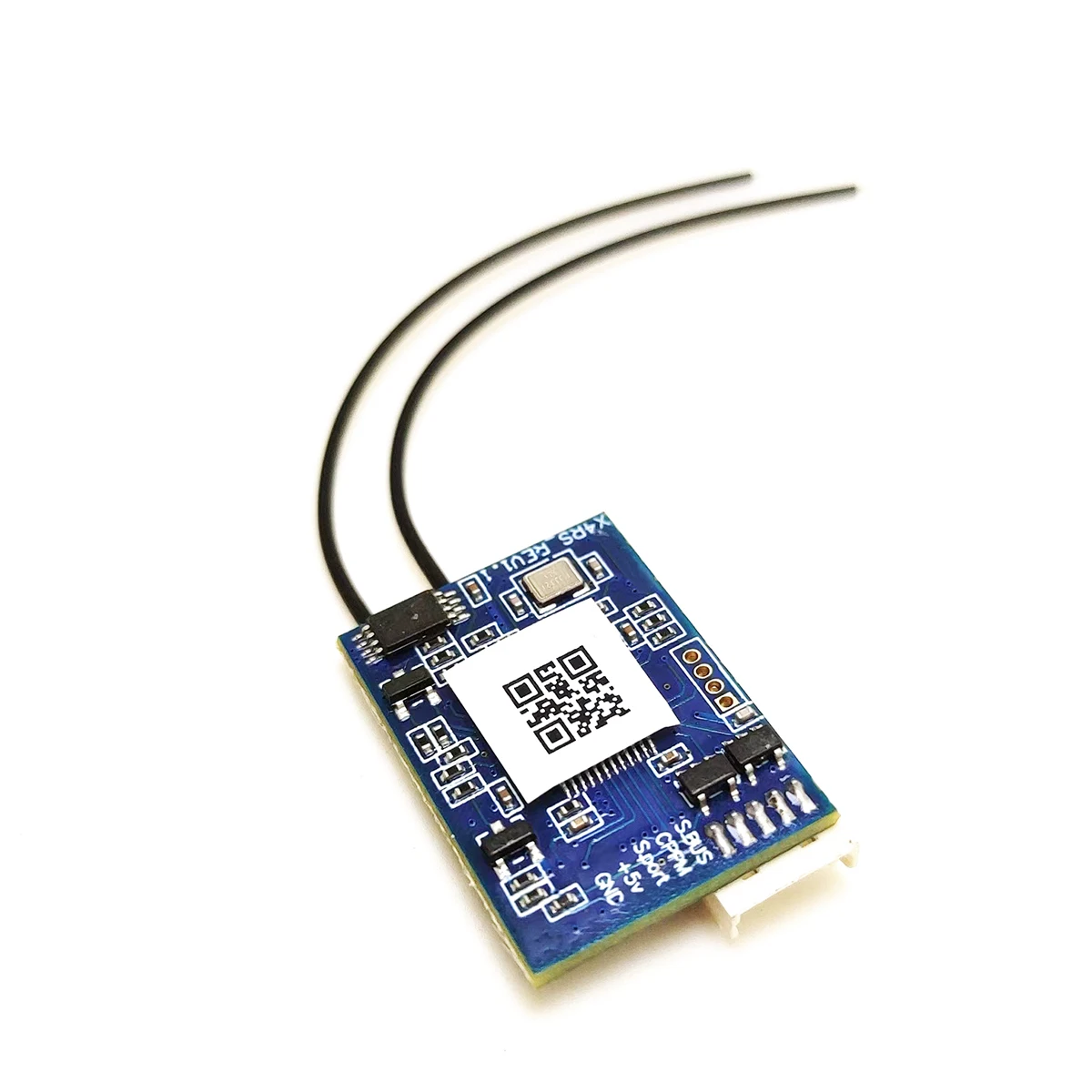Récepteur FrSky XSR 2.4GHz ACCST 16 canaux avec câbles de liaison, prêt pour installation sur un drone FPV.