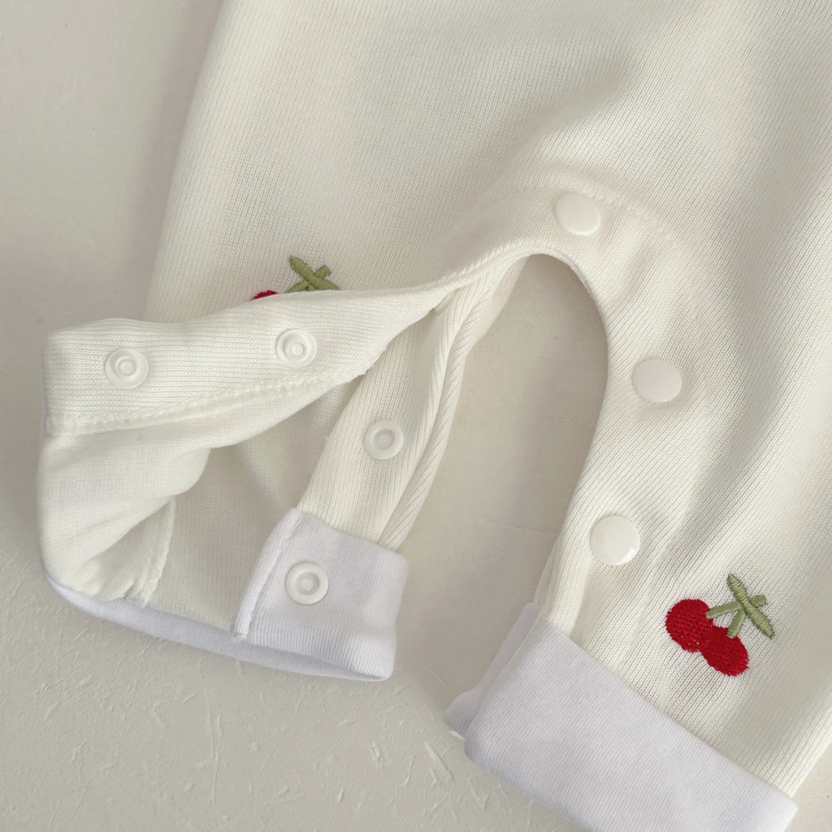 Süßer Kirsch-Stickerei-Baby-Strampler für Frühling und Herbst mit Peter-Pan-Kragen, Langen Ärmeln und Weichem Stoff für Neugeborene und Kleinkinder – Detail 7