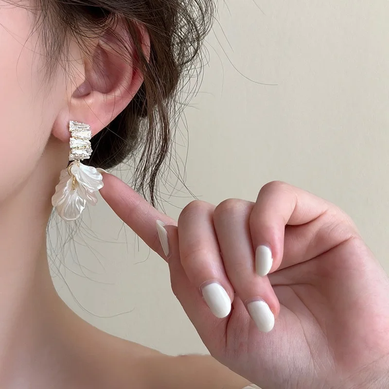2024 New Classic Fashion Glossy Earrings Women Simple Korean White Shell Flower Earrings Temperament Light Luxury Jewelry Gift