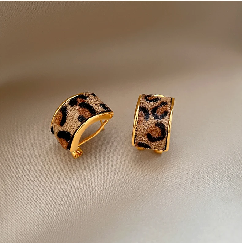 Light Luxury Leopard Print Metal C-shaped 2025 Women's Hanging Earrings Christmas Party Unusual Ear Accessories Trendy Jewelry