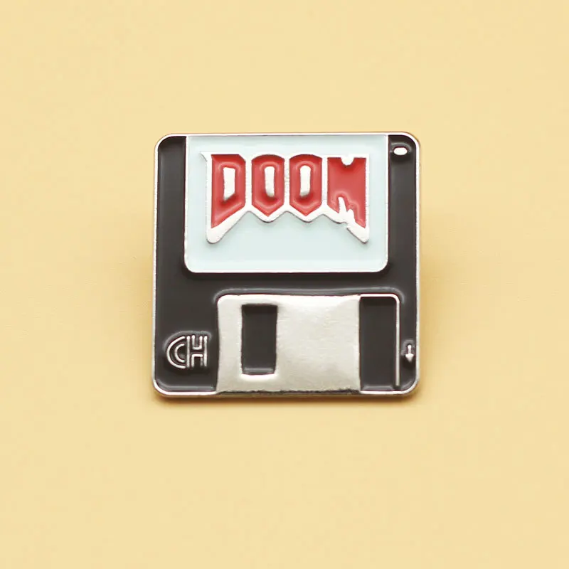 Фото Эмалированный значок на дискет Doom для шутеров от первого лица видеоигр коллекция