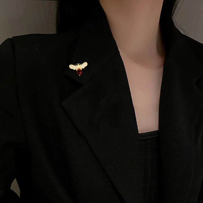 Anti-Exposure Zircon Bee Collar Pin Compact Mini Brooch Korean Pearl Corsage Women's Shirt Small Buckle Lot