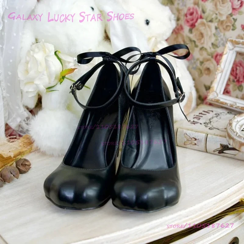 キュートなピンクの女の子用パンプス、丸い猫の爪のようなつま先、白い革のキトゥンヒール、バックル付き黒のパテントレザー、スイートなパーティー、ロリータシューズ、女性用