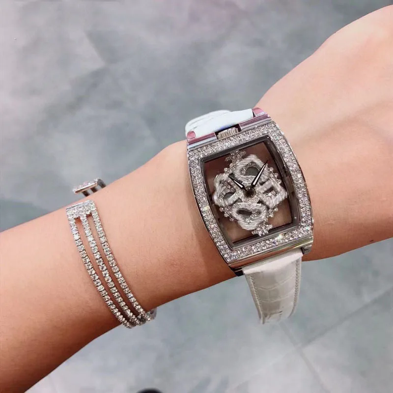 Hoge Kwaliteit Luxe Quartz Horloge Met Strass Draaiende Diamant Gezicht Mode Wit Leer Tonneau Skelet Horloges Voor Vrouwen