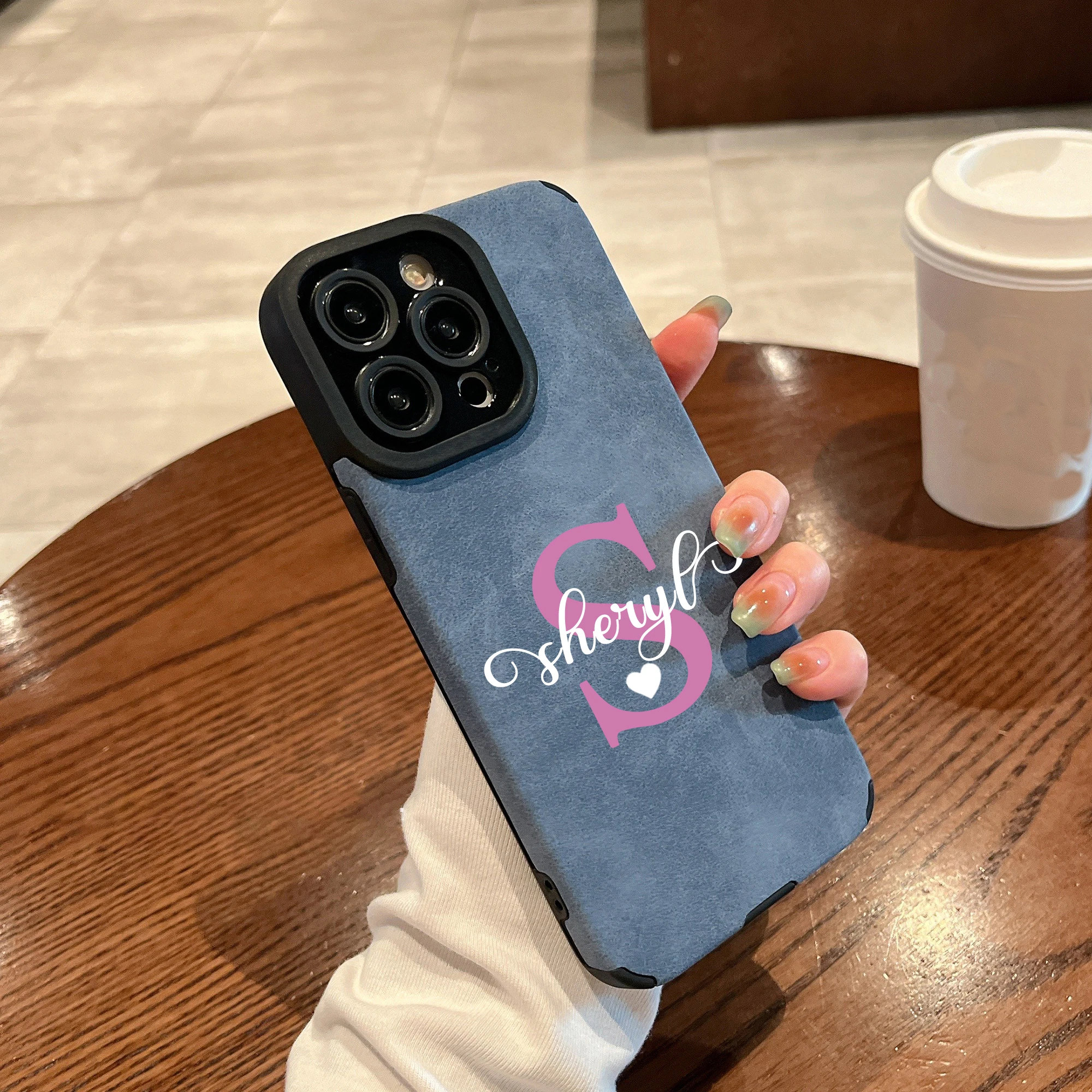 Capa Personalizada com Nome e Letra Inicial Colorida de Couro  para iPhone