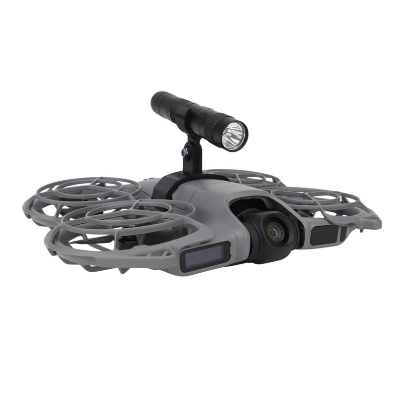 Vue rapprochée du feu de navigation LED pour drone Neo 2, fixé sur le support avant.