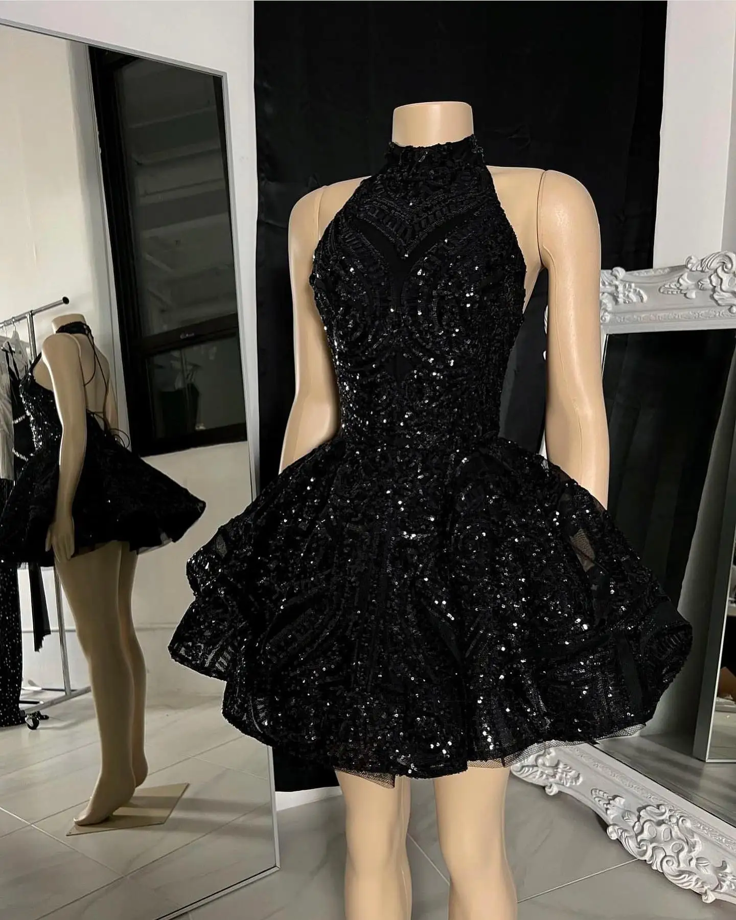 Chic Black Ball Gown Cocktail Dresses Halter Sleeveless Tiered Mini Prom Gowns Sexy Backless Custom Made Homecoming Skirts