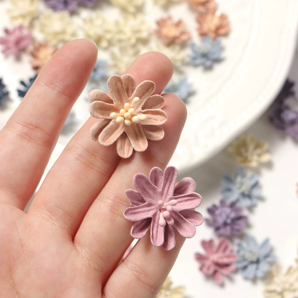 Acquista 100 pezzi mini multicolore seta artificiale margherita testa di fiore fiori per fai da te corona in Italia a partire da 9.49
