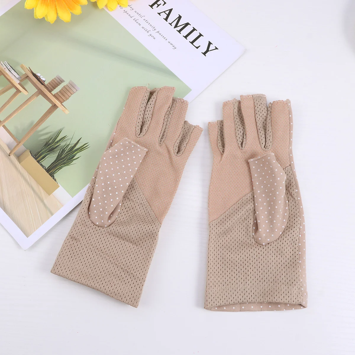 

1 Pair Finger- thin UV Sunblock Fingerless for Driving Travel Daily Use ( Khaki )