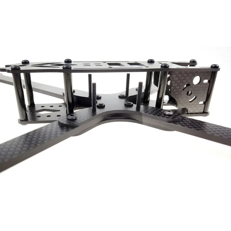 Châssis FPV Freestyle XL8 390mm en fibre de carbone, de côté, montrant l'épaisseur du matériau et les découpes pour les composants.