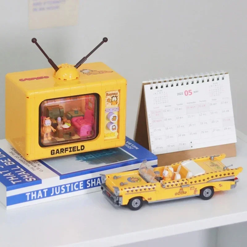 BALODY Garfield Series Building Blocks Convertible Car Model Bricks Creative Desktop Ornaments DIY Toys for Kids Holiday Gifts