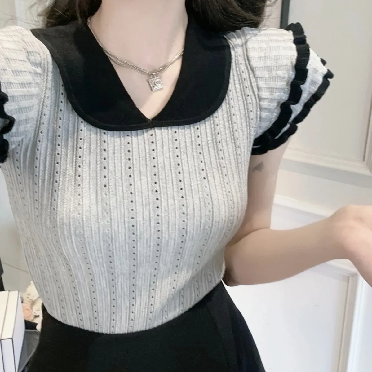 

Футболка женская трикотажная с коротким рукавом и волнистыми краями