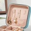 85463-896d3b.jpg Boîte à bijoux en velours pour femmes, organiseur de voyage portable avec fermeture éclair, étui de rangement carré pour collier, bague, boucles d'oreilles