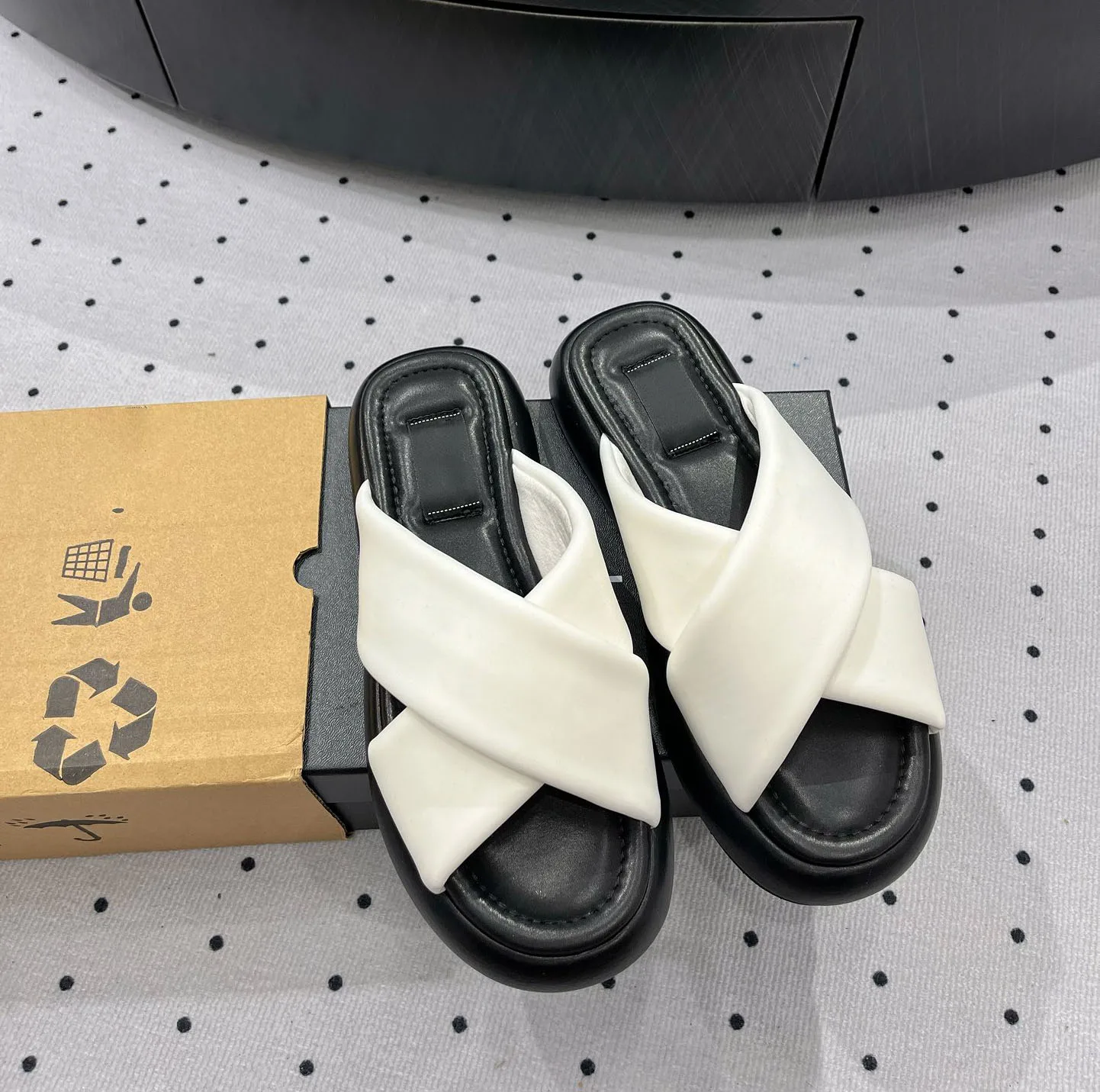 Fashionable thick soled cross strap sandals for women's shoes, suitable for outdoor wear, new 2024 summer versatile