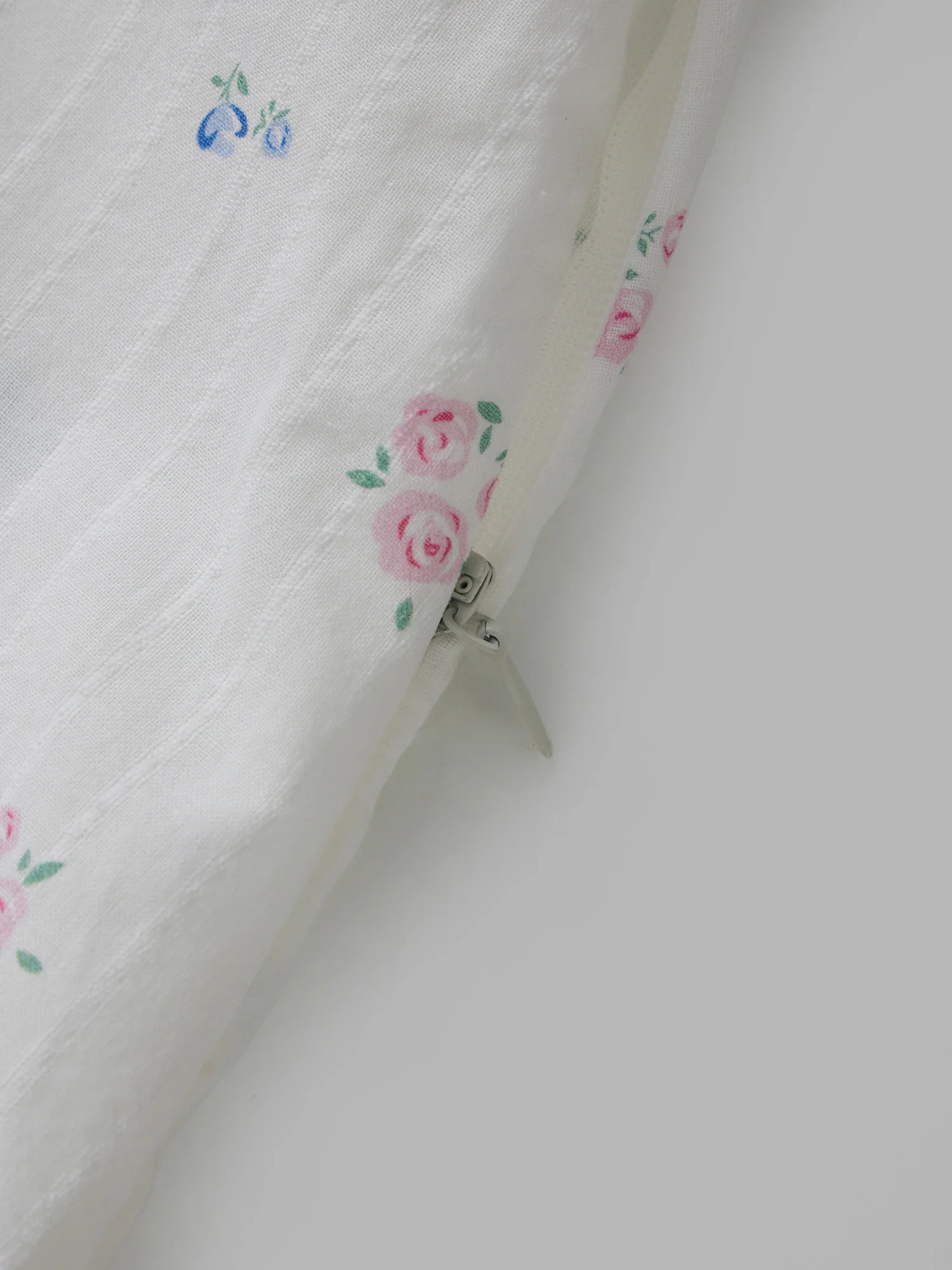 Women s Sleeveless Floral Print V-Neck Camisole with Lace Trim and Spaghetti Straps Perfect for Summer Outfits