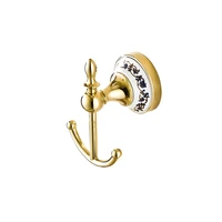 ที่ใส่กระดาษชำระสไตล์ยุโรป ลายคราม พร้อมตะขอแขวนสองอัน ห่วงแขวนผ้าเช็ดตัว และที่ใส่กระดาษชำระแบบมีฝาปิด  ที่ใส่กระดาษชำระลายครามเคลือบทอง  ติดตั้งแบบเจาะ 4