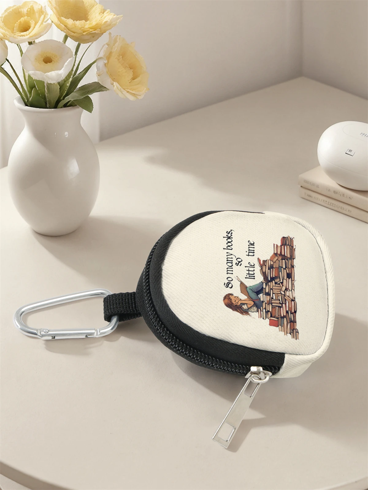 Reading Girl Pattern Printed Mini Wallet, Zipper Change Bag with Hook Clip, Earphone Key Bag, Suitable for Men and Women