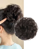 1 pièce postiche chignon en soie artificielle, anneau de cheveux pour créer une coiffure chignon, accessoire de cheveux pour femme, extension de chignon élastique ondulé et bouclé, postiche synthétique pour volume et boucles, adaptée aux femmes et aux filles 4