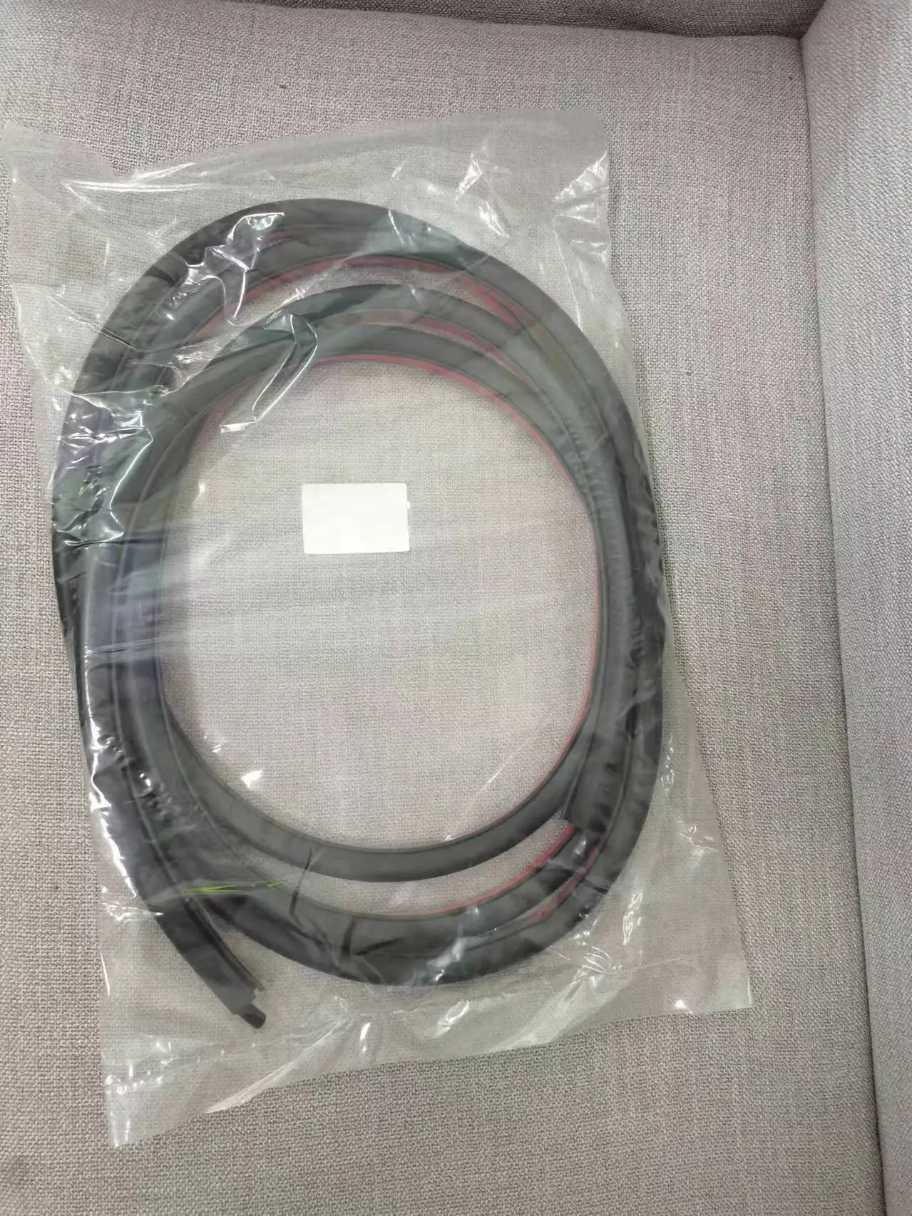 

Резиновое уплотнение на левую заднюю дверь PORSCHE PANAMERA 970 97053627500