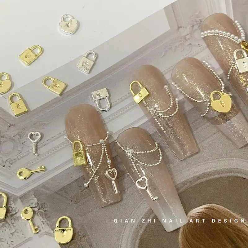 Аксессуары элегантный высококачественный материал уникальный стиль мини-размер роскошный дизайн Xiaoxiang аксессуары для ногтей металлический брелок