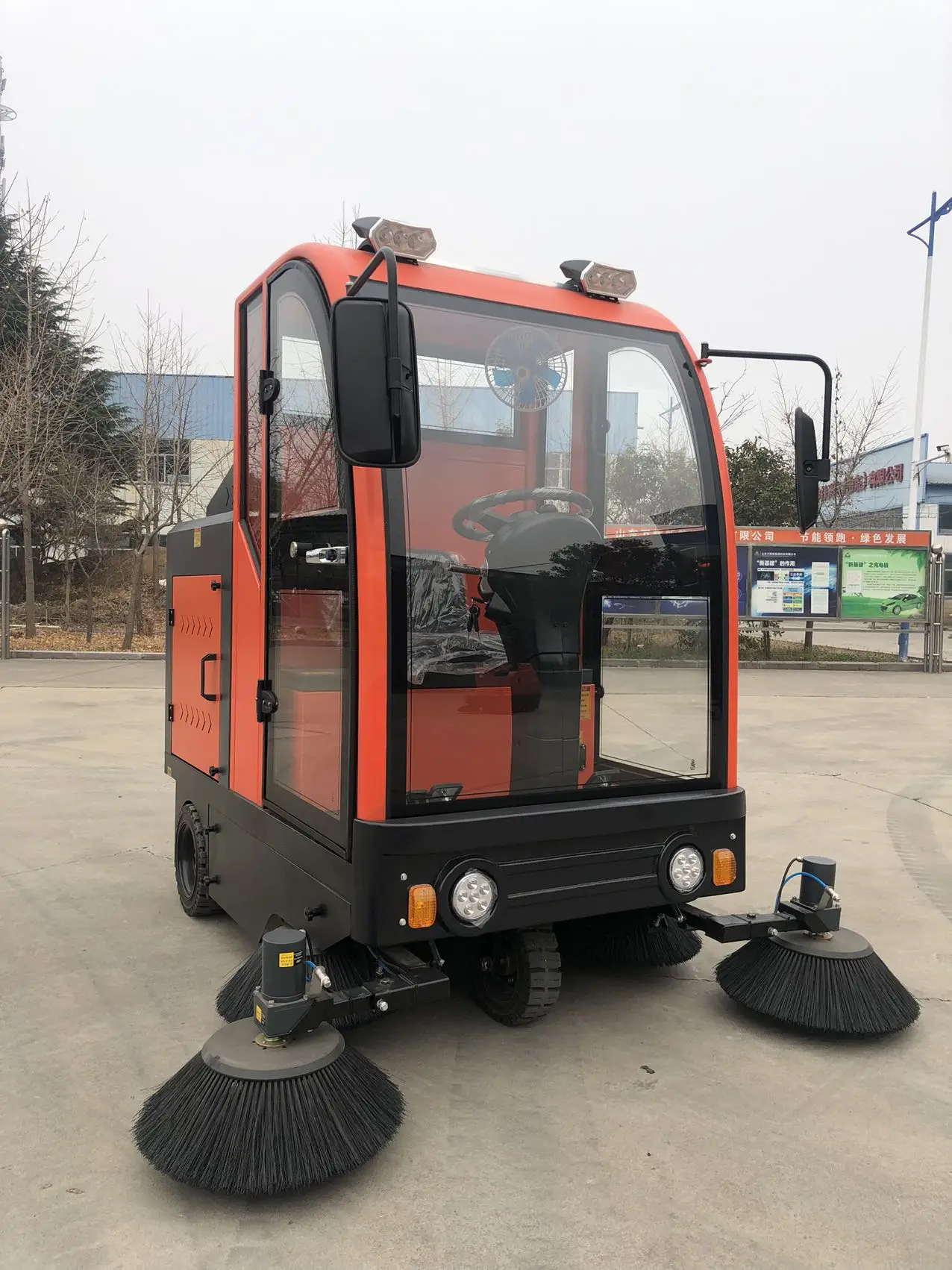 Рисунок 6 - Многофункциональная уборочная машина