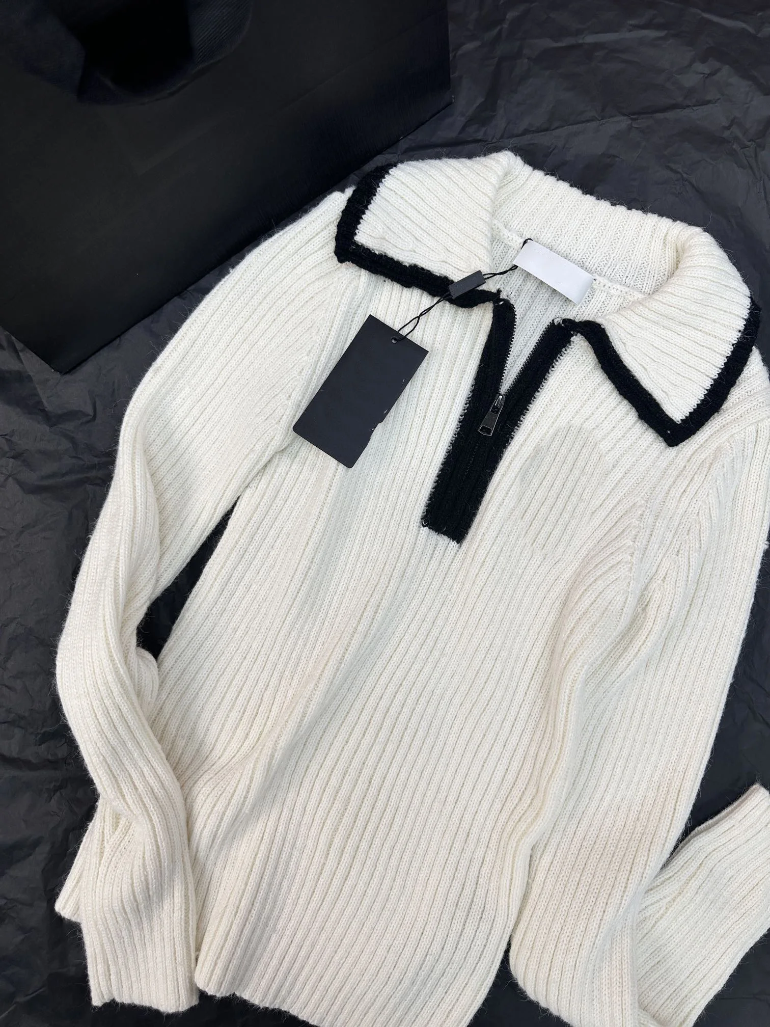 

2023 Early autumn new, lapel zip-up sweater, delicate and generous style, autumn and winter with a very good look