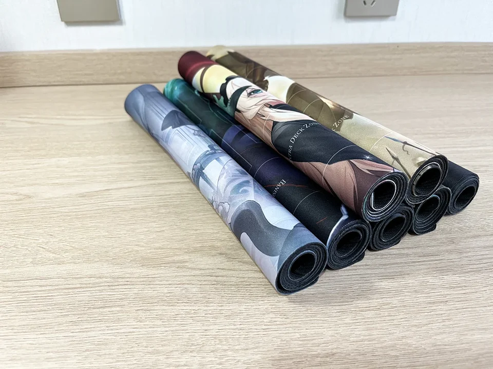 Four Leaves Jeux De Société TCG Game Pad Sac Gratuit Avec Zone De Cartes Ygo Card Game Table Pad Taille 60x35cm Tapis De Souris Compatible Avec MTG TCG