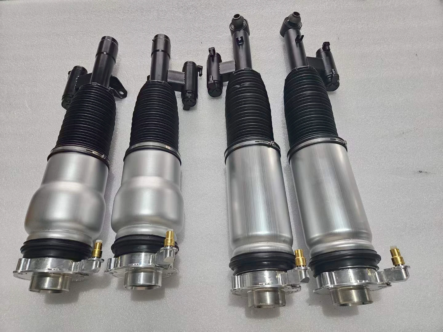 

Auto Front Air Suspension Shock Absorber For Rolls Royce Cullinan RR3 AWD 2015-2023 Car Airmatic Strut 37106878223