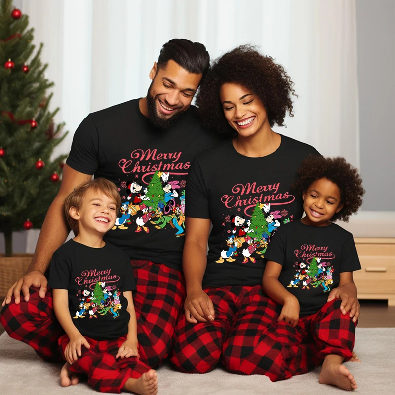thumbnail image 1 of Camiseta navideña de Disney Mickey Minnie 2024 Conjuntos familiares a juego Regalo navideño Papá y mamá Niños Manga corta negra, 1 of 5