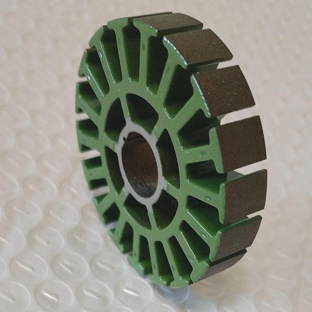 Stator moteur brushless 5210 posé sur une surface, détail des aimants et de la structure en aluminium