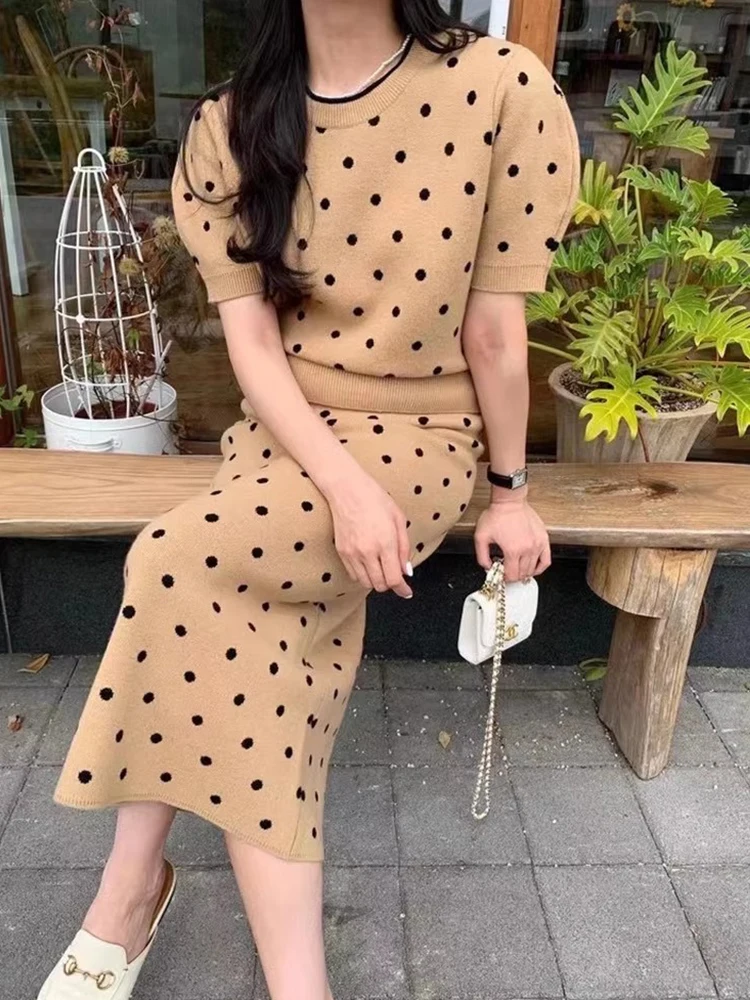 한국 세련된 봄 복고풍 우아한 둥근 목 폴카 도트 짧은 소매 니트 + 높은 허리 시스 스커트 투피스 세트 