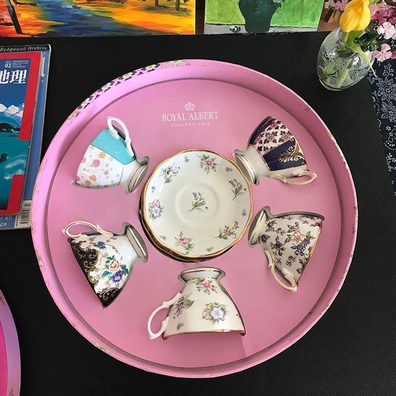 La Collezione Royal Albert 100Th Anniversary. Confezione Regalo In Cinque Pezzi Regalo Di Compleanno Di Nozze