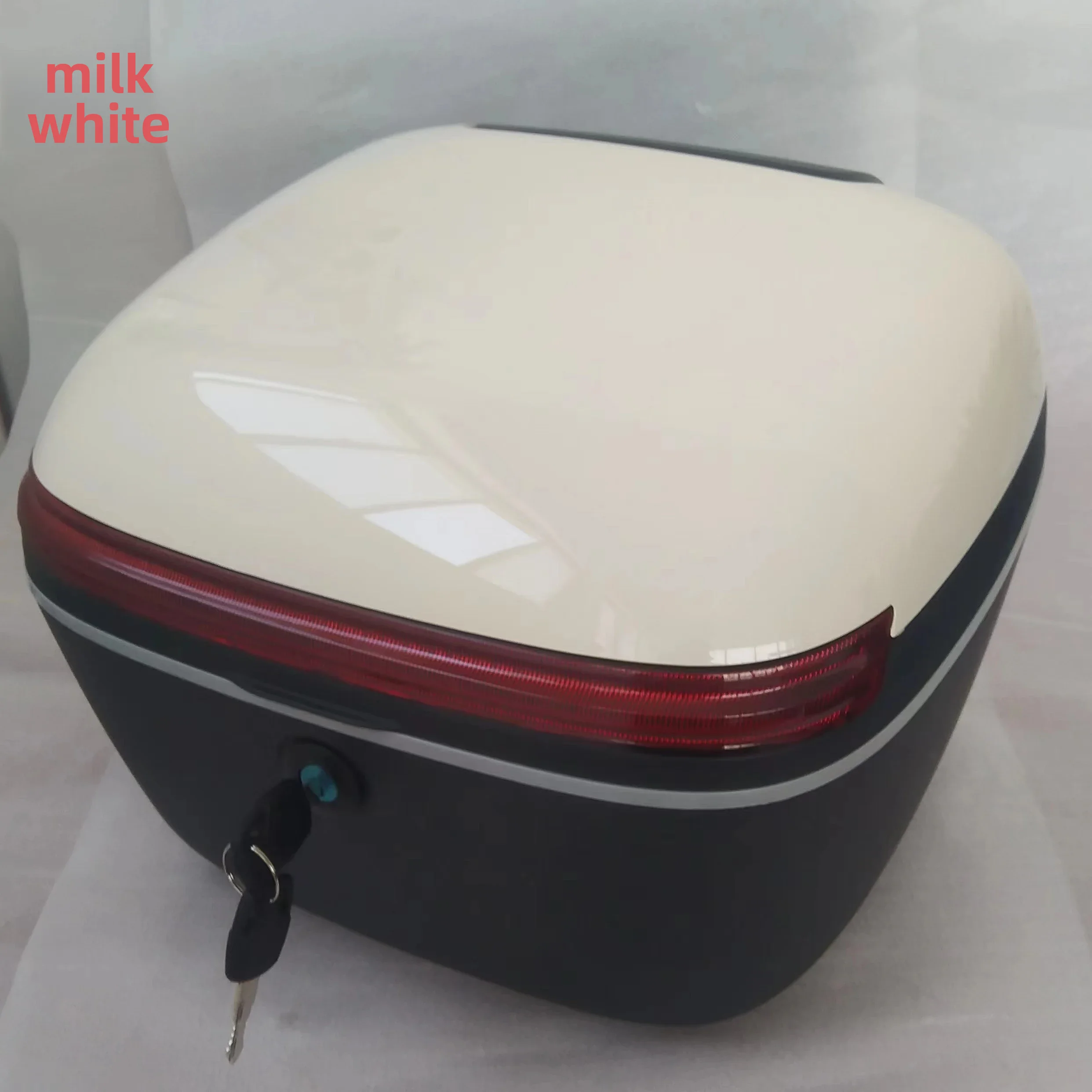 thumbnail image 1 of Venta al por mayor Yadi Universal Trunk Caja de almacenamiento grande impermeable Alarma de campana New Day Caja trasera universal para vehículo eléctrico, 1 of 5