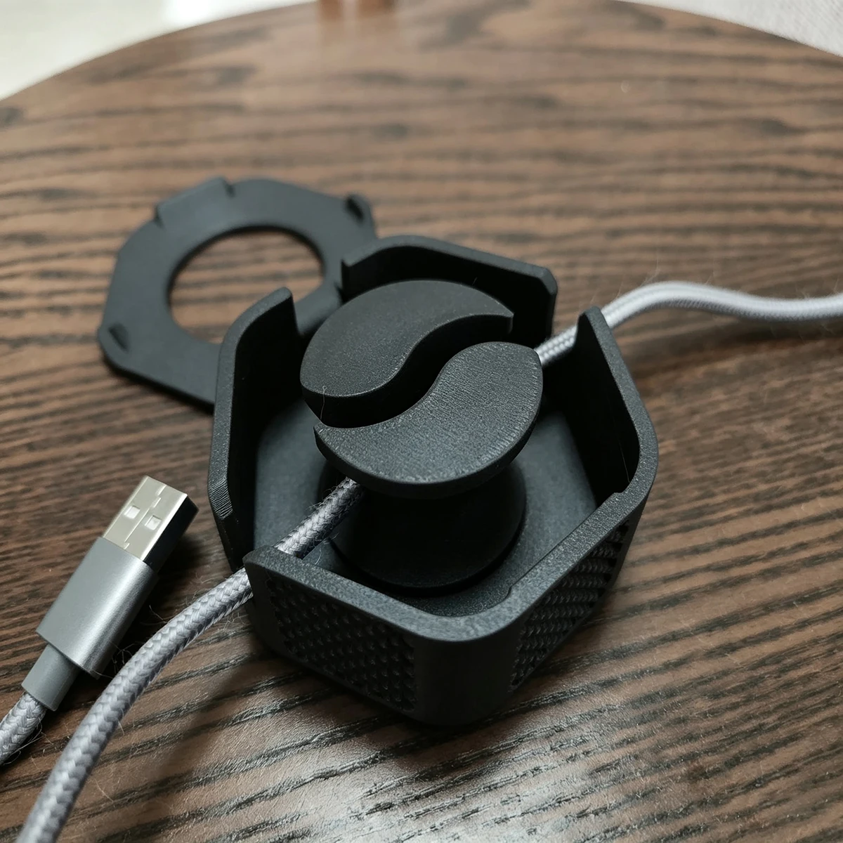 Universal Desktop Cable Organizer – Rotating Design for Tangle-Free Cable Management, Ideal for Home and Office