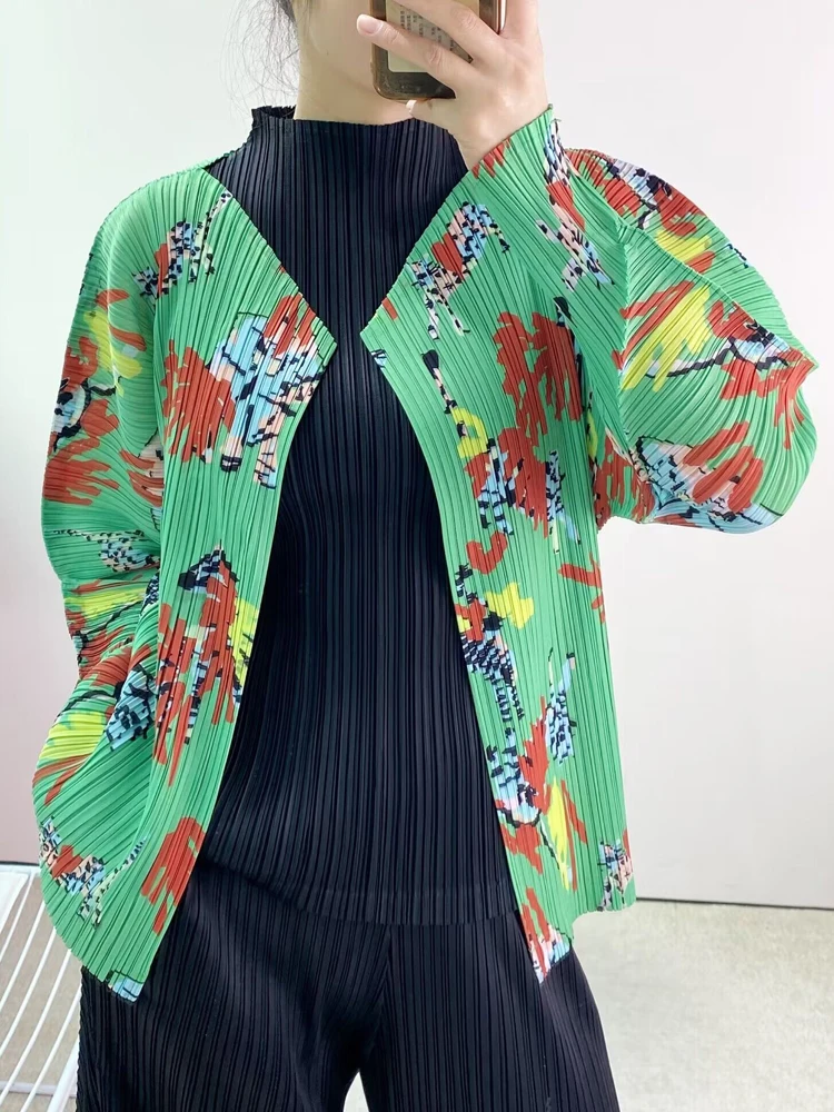 

Women's green V-neck cardigan Miyake Pleated Four seasons can wear fashion loose large size vintage print long-sleeved coat